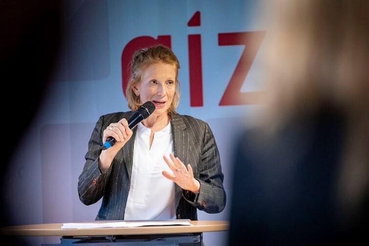 Heidy Rombouts hält ein Mikrofon in der Hand