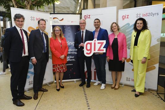 Podiumsteilnehmer mit der Moderatorin und GIZ-Vorstandsmitglied Ingrid-Gabriela Hoven