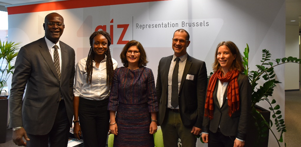 5 Personen stehen nebeneinander