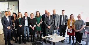 Viele Personen stehen nebeneinander