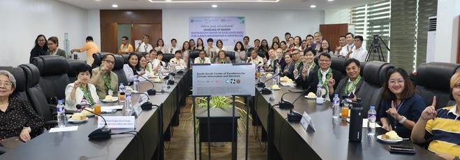 Verteter:innen des South-South Centre of Excellence (SSCoE),  Department of Science and Technology (DOST) Philippine Atmospheric und Geophysical and Astronomical Services Administration (PAGASA) Office sitzen an Konferenztischen und schauen in die Kamera.