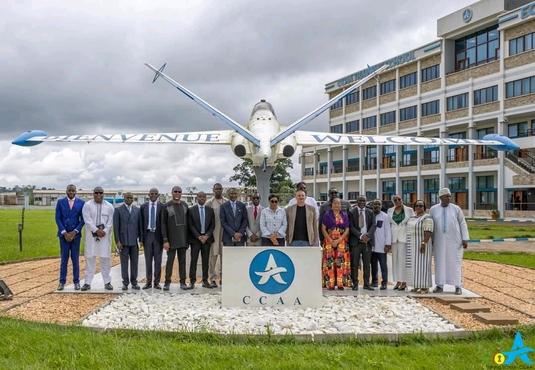 Viele Personen stehen vor einem Flugzeug-Modell