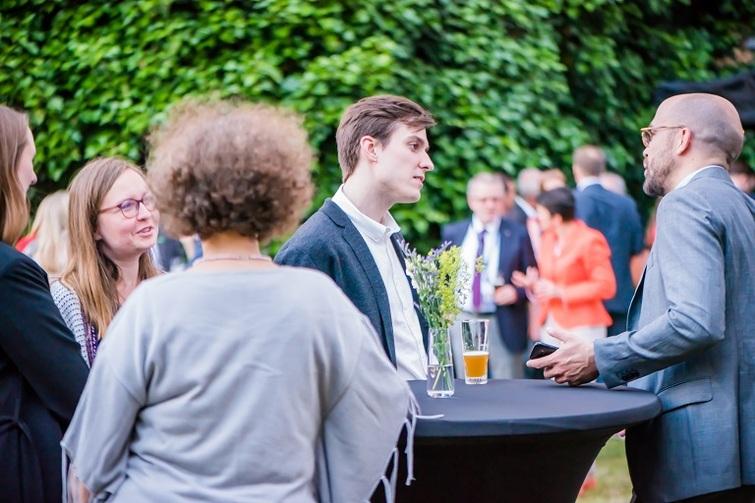 Personen stehen an einem Tisch