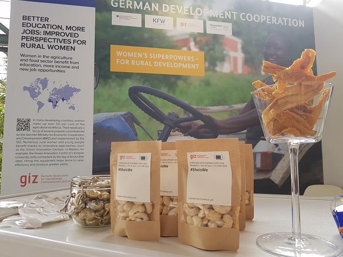 Verpackte Nüsse stehen auf einem Tisch