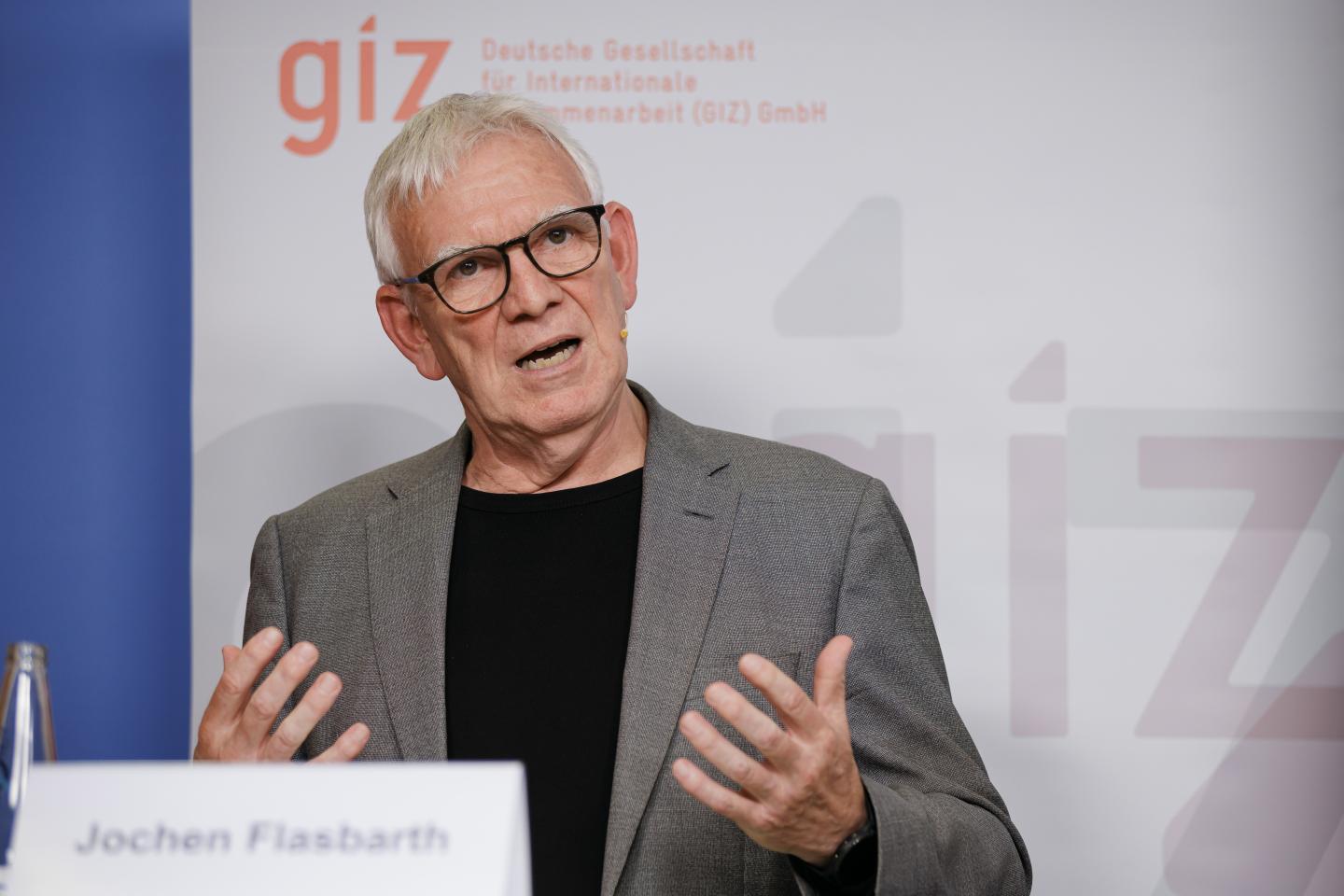 GIZ-Aufsichtsratsvorsitzender und BMZ-Staatssekretär Flasbarth spricht auf der Jahrespressekonferenz der GIZ.