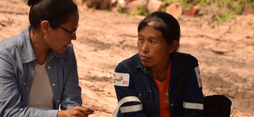 Zwei Frauen sprechen miteinander.