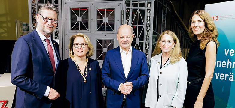 Gruppenbild von GIZ-Vorstandssprecher Schäfer-Gümbel, Bundesentwicklungsministerin Svenja Schulze, Bundeskanzler Olaf Scholz, GIZ-Vorständin Hoven und GIZ-Vorständin Herken auf dem Jahresempfang der GIZ in Berlin