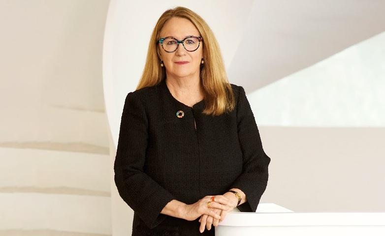 Bild von Frau Hoven: Gezeigt wird der Ausschnitt einer Frau mittleren Alters bis zur Hüfte. Sie trägt eine langärmlige, geschlossene schwarze, Revers lose Jacke eines Twin-sets mit einer Brosche am Rundhalsausschnitt. Durch ihre Brille blickt die mittelblonde Frau direkt in die Kamera.