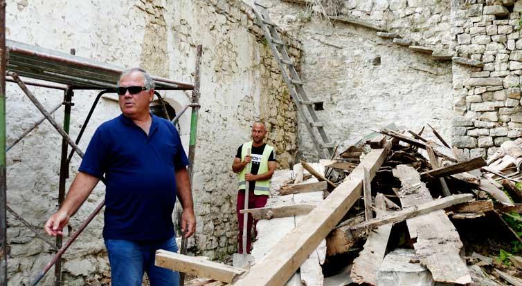 Auf der Burg von Berat wartet auf Meister Fani und seine Handwerker schon die nächste Baustelle.