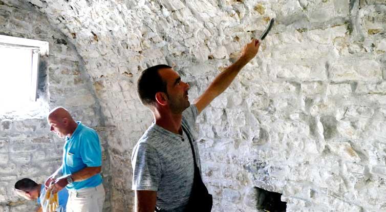 Im Erdgeschoss sind die Steinmetze schon bei der Feinarbeit.