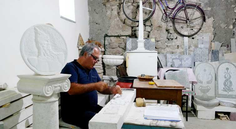 Erfahrene Handwerker wie Steinmetz Jorgji Fani teilen ihre Finessen mit den jüngeren Kollegen. So geht das Wissen nicht verloren.