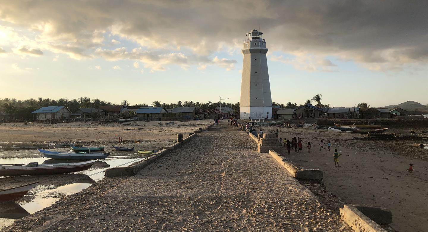 Sulamu is a typical village in the Indonesian archipelago. Its inhabitants make their living from agriculture and the sea.