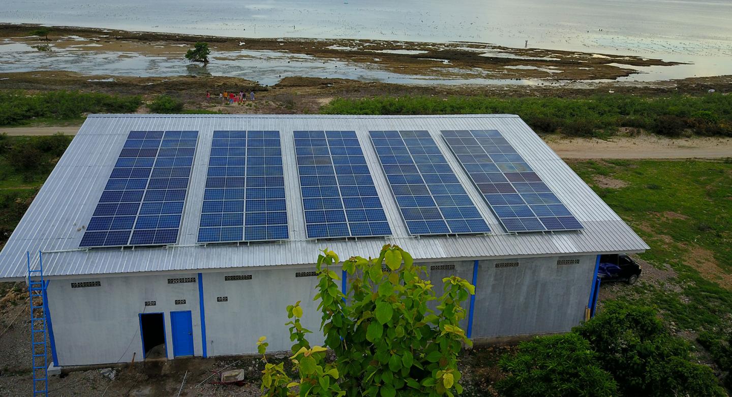 In Sulamu, the production building is already equipped with photovoltaic elements that supply the energy for ice cream production.