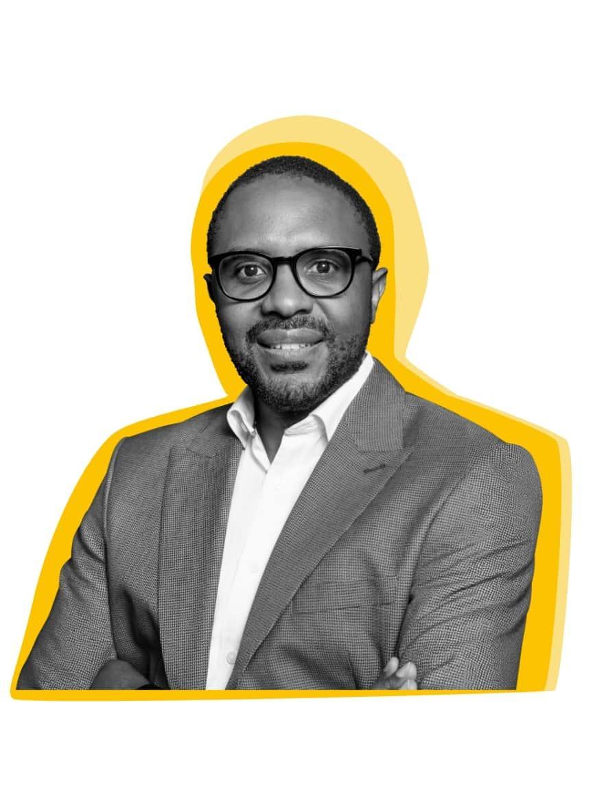 Schwarz-weiß-Porträt eines Mannes in einem Anzug und einer Brille, vor einem gelben grafischen Hintergrund.