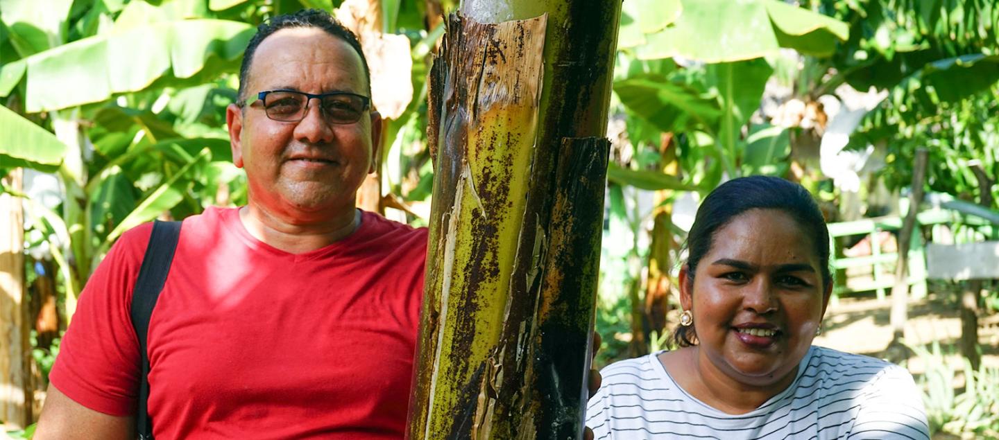 They are committed to biodiversity: Dayanara Sánchez and Richard Núñez on their plantation.