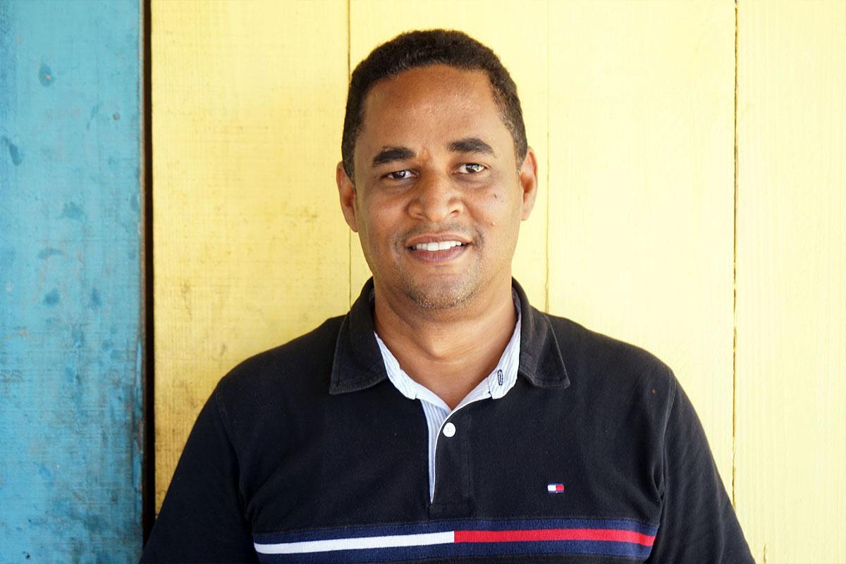 Agricultural expert Raúl Araujo from GIZ advises banana producers.