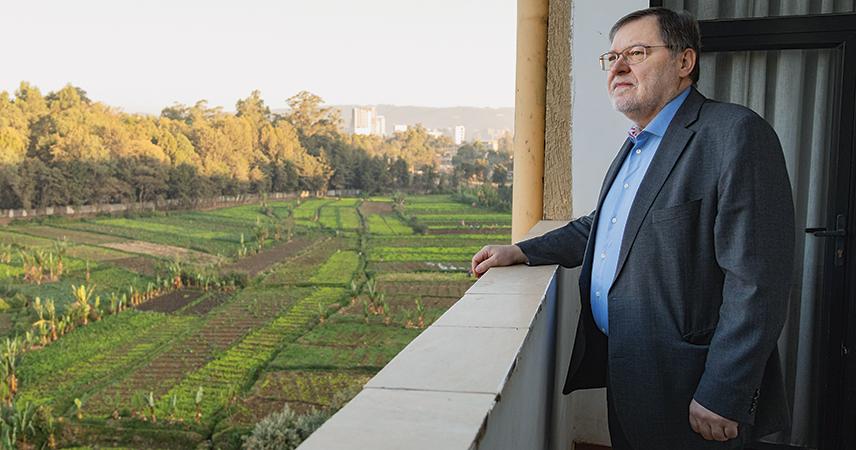 Peter Palesch schaut auf die Felder und Bäume, die den Lauf eines Flüsschens säumen.