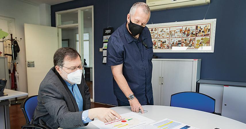 Peter Palesch trifft sich wie an jedem Morgen kurz mit dem Managementteam des Büros.