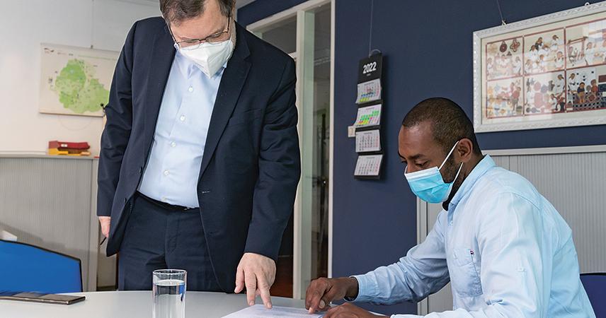 Dagmawi Feleke kommt für das jährliche Mitarbeitergespräch zu Peter Palesch ins Büro.