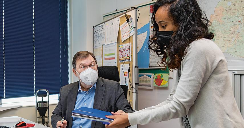 Peter Palesch arbeitet am Computer