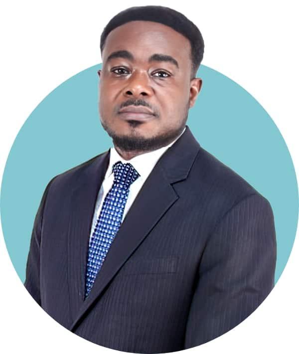 Ein Mann in dunklem Anzug und blau-weiß gemusterter Krawatte posiert vor einem hellblauen kreisförmigen Hintergrund.