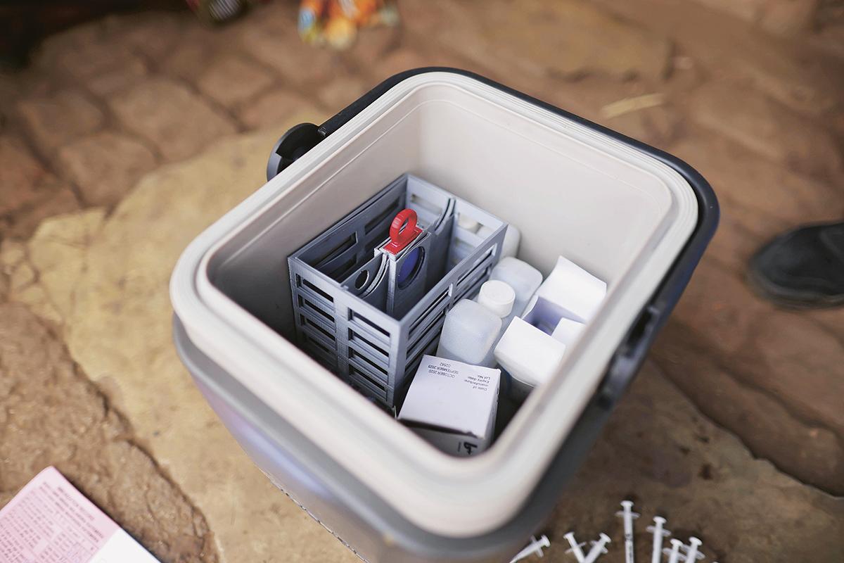 Die mit Sensoren überwachten Kühlboxen sichern die Qualität des Impfstoffs bis in abgelegene Dörfer.