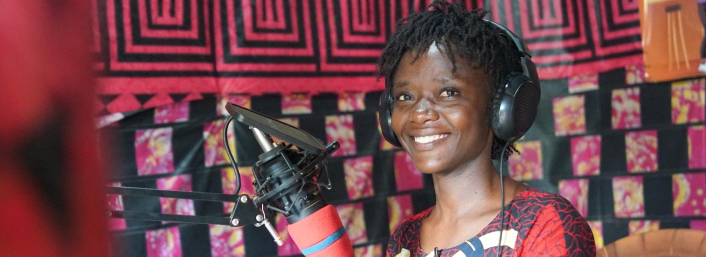 Die Journalistin Salome Mugaza präsentiert im Studio des Kalehe Territorial Community Radio die Nachrichten.