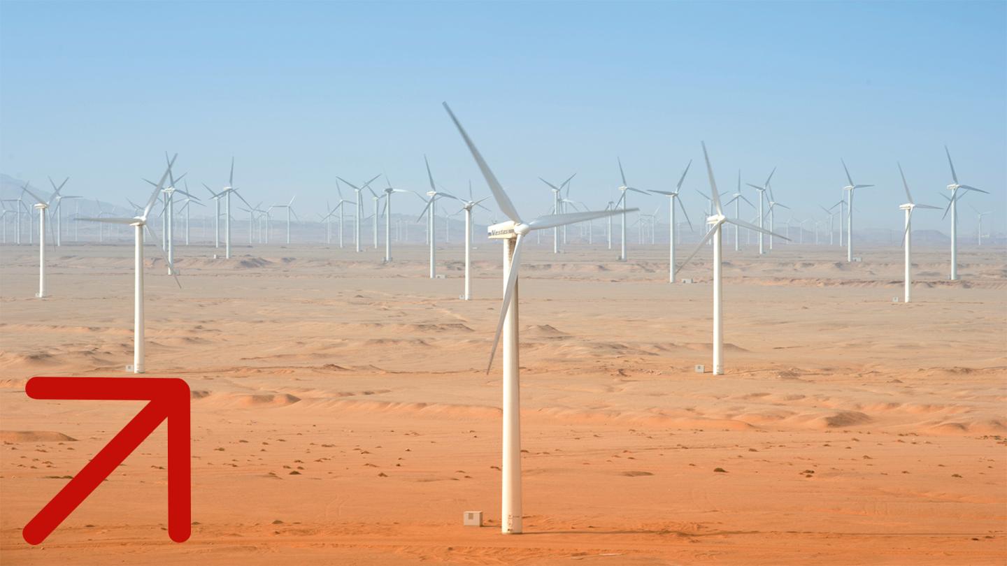 Windräder stehen in einer Wüste