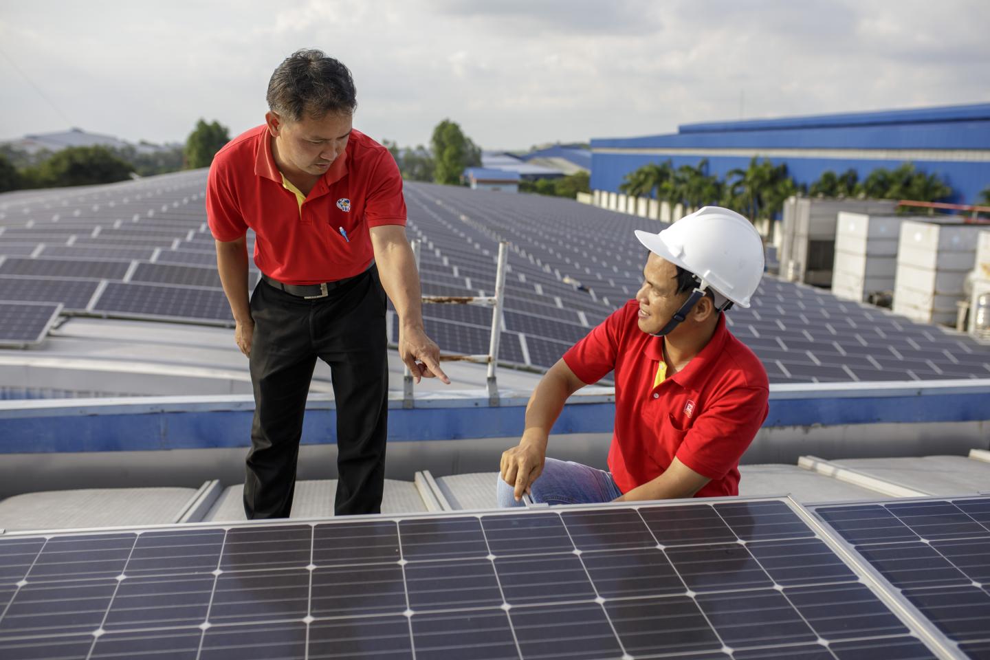 Zwei Solartechniker arbeiten an PV-Panelen.
