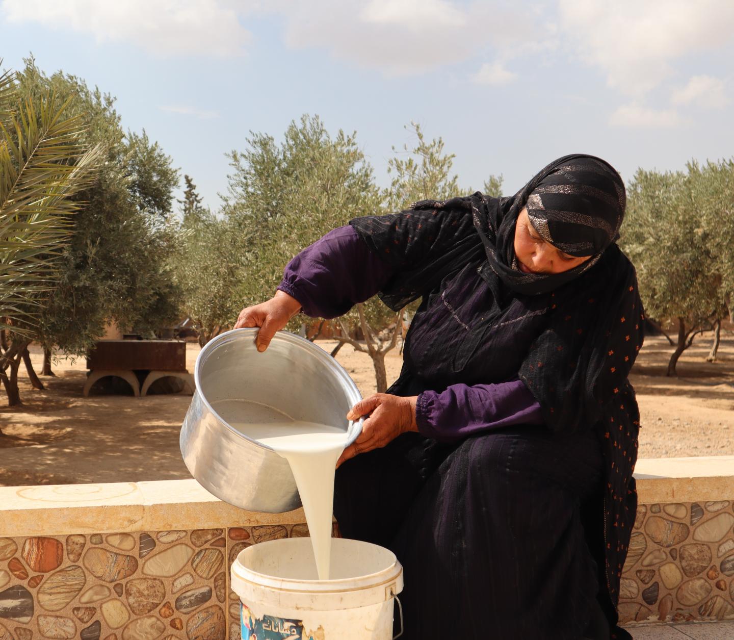 Frau beim Training mit Milchprodukten in Syrien