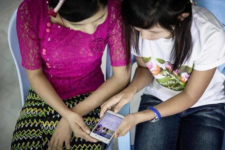 gizIMAGE_young-women-shwe-job-app