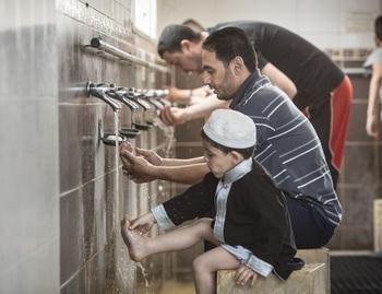 Gläubige bei der rituellen Waschung in der Shishani-Moschee in Amman; Fotograf: Thomas Imo/photothek.net