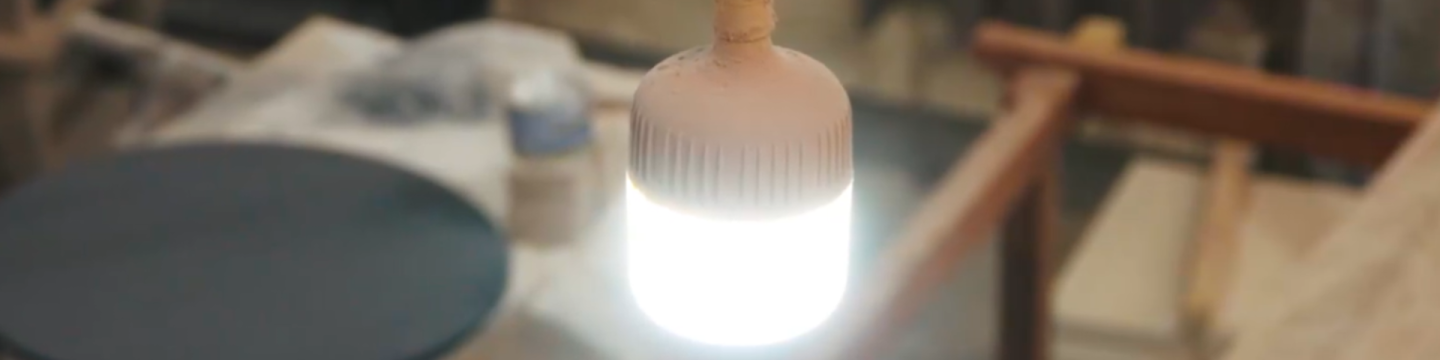 Eine energiesparende, helle Lampe hängt über einer Werkbank.