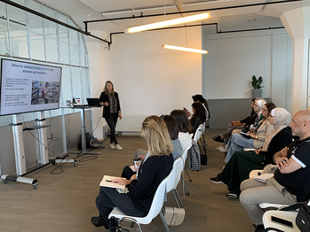 Eine Frau hält eine Präsentation.