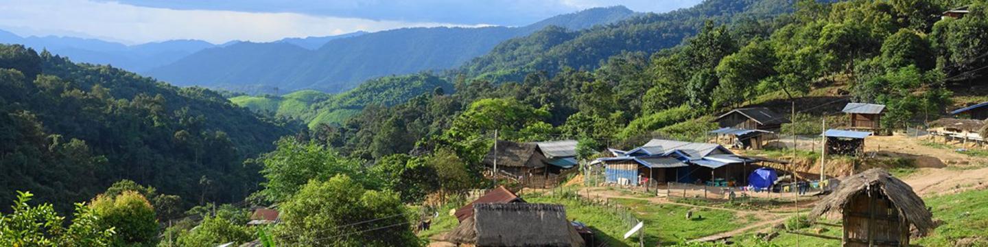 Kleine Gemeinden umgeben von Wald.