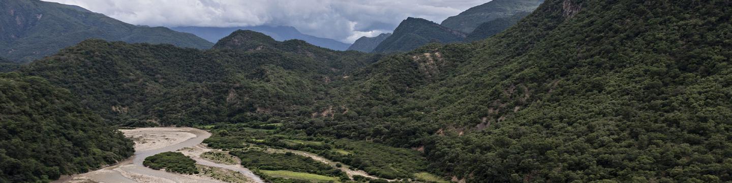 Ein Fluss fließt durch eine Hügellandschaft.