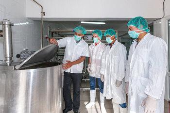 Auszubildende beim praktischen Training in der Schreinerei der Deit Debwan Secondary Industrial School, Ramallah. © GIZ