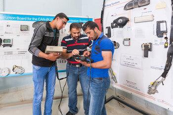 Palästinensische Gebiete. Auszubildende beim praktischen Training im Multi-purpose Vocational Training Center in Halhul. © GIZ