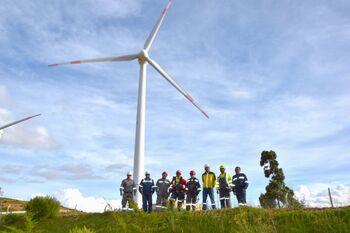 Un grupo de técnicos delante de un aerogenerador en Bolivia