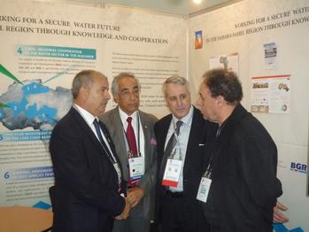 Besuch des Algerischen Ministers am Stand von Observatoire du Sahle et Sahara. © GIZ