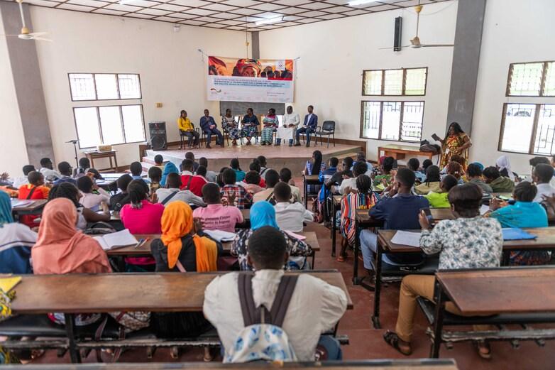 Frau GASSOU Adjo Mana, Psychologin bei CREUSET-Togo, beantwortet die Fragen der Studierenden während der Aufklärungssitzung über gewaltfreie Kommunikation als Strategie zur Reduzierung von geschlechtsspezifischer Gewalt (GSG) an der Universität von Kara.