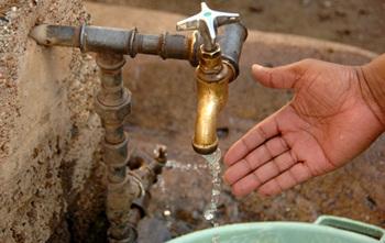 Südafrika. Wasser fließt aus einem Hahn, eine geöffnete Hand. (Foto: Florian Kopp) © GIZ
