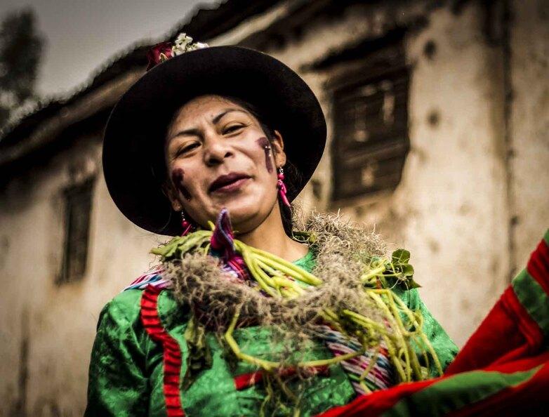 Eine Peruanerin in traditioneller Kleidung