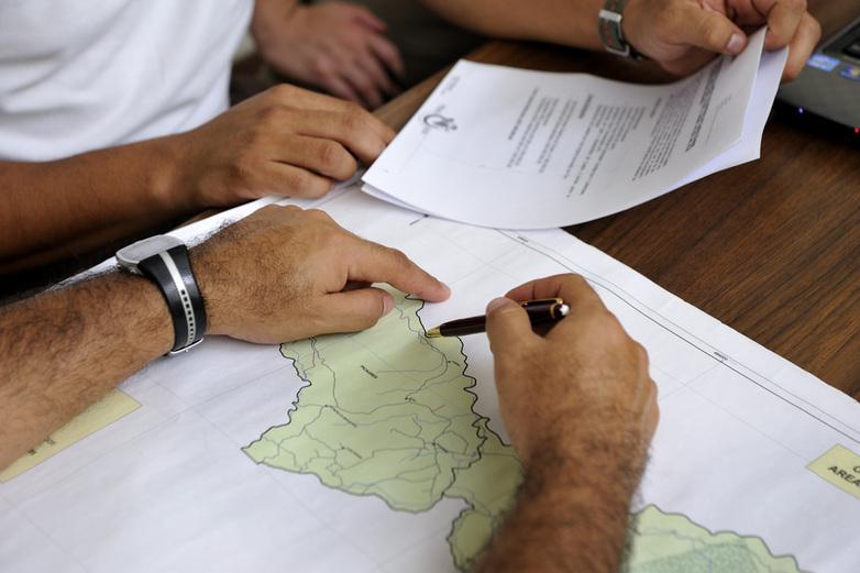 Photo: © GIZ/Florian Kopp Two hands pointing to something on a map