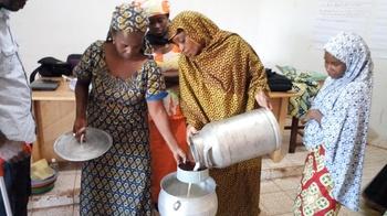 Frauen in Adamaoua werden zur Hygiene in der Milchverarbeitung fortgebil...
