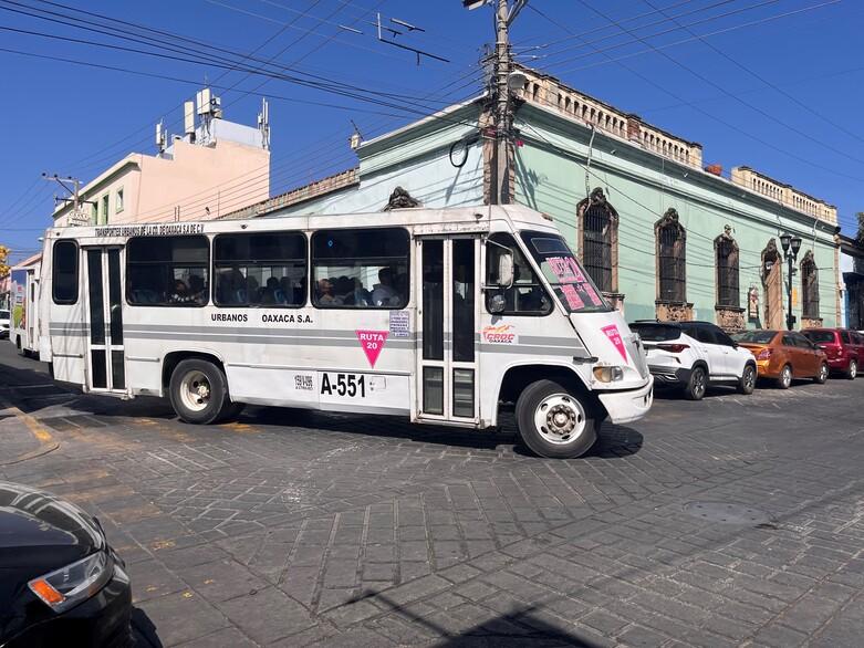 giz-2023-image-tranSIT-bus-im-zentrum-von-oaxaca-stadt-oaxaca