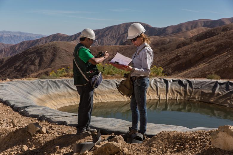 Zwei Inspekteur*innen überwachen ein Bergwerk.
