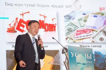 A. Amgalan, Projektverantwortlicher, präsentiert die Prinzipien der Bildung für nachhaltige Entwicklung bei einer öffentlichen Veranstaltung zum Thema ‚Wassermanagement‘. © A.Enkhjargal (ESD project)