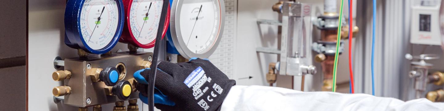 Eine Person, die ein Druckmessgerät benutzt.