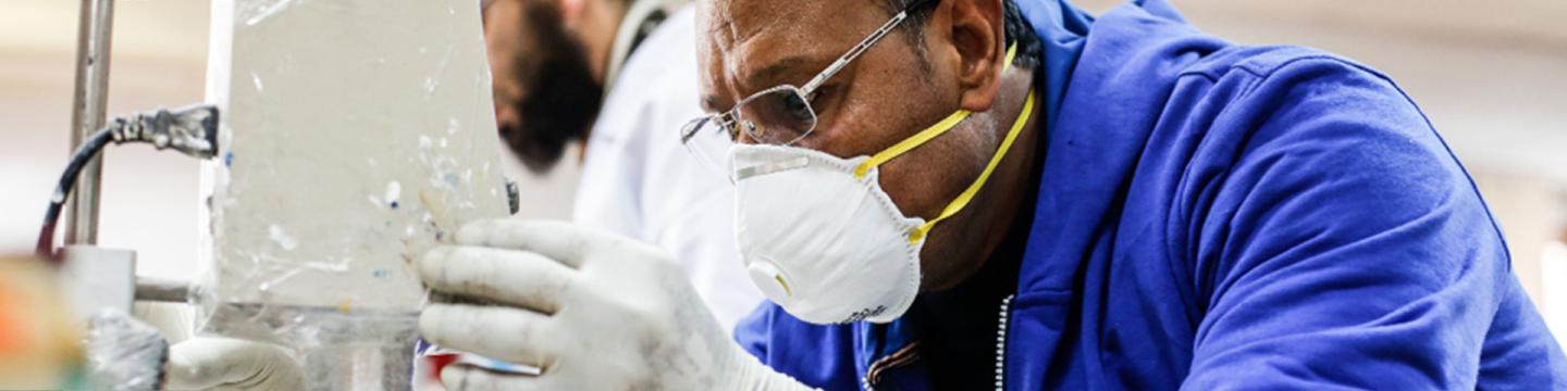 Ein Mann arbeitet an einer Maschine der chemischen Industrie.